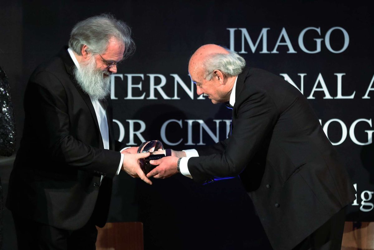 Le prix Membre d’honneur IMAGO remis par Paul-René Roestad